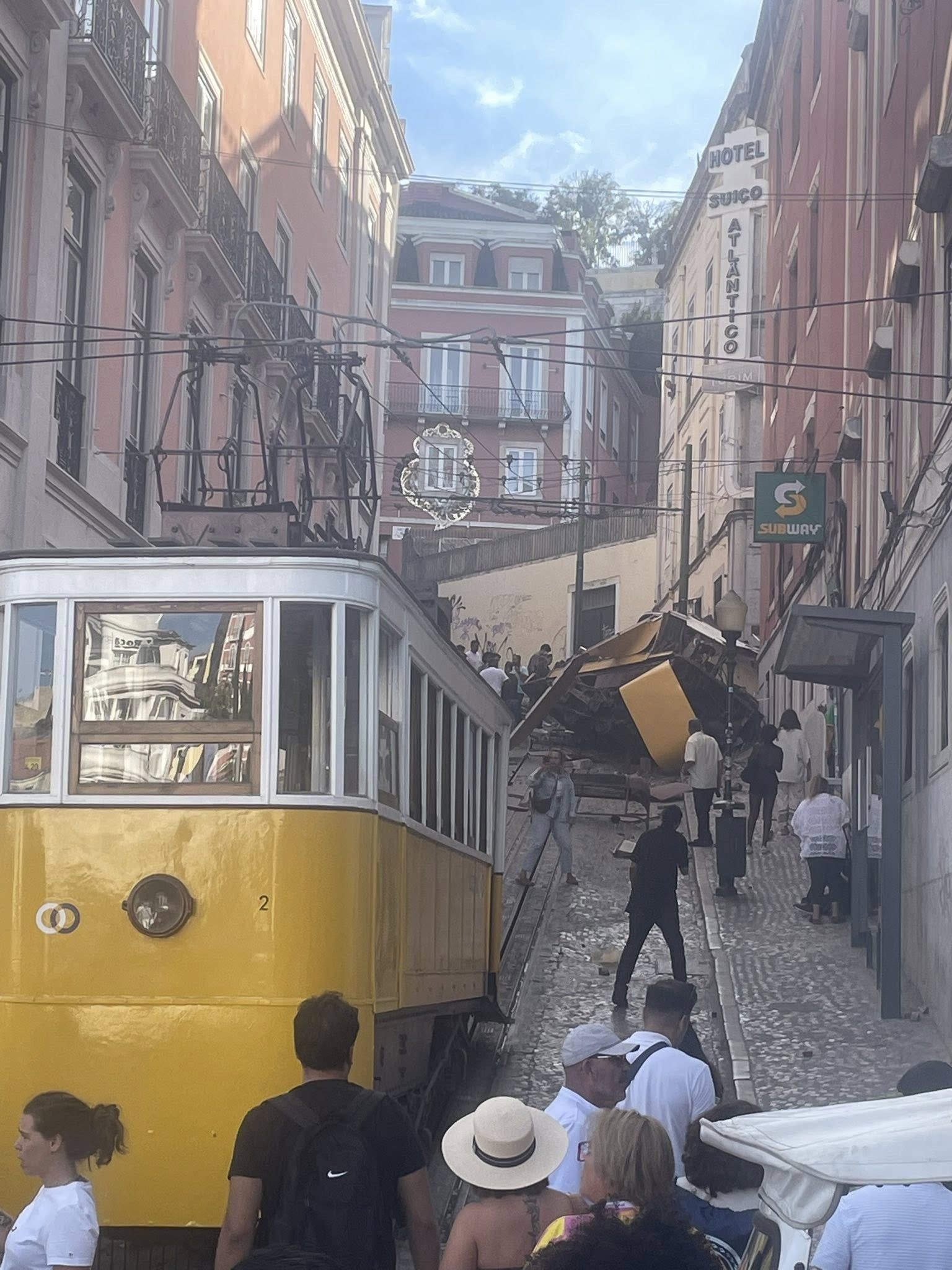 Bondinho de Lisboa descarrila, tomba e deixa 3 mortos e cerca de 20 feridos; VÍDEO