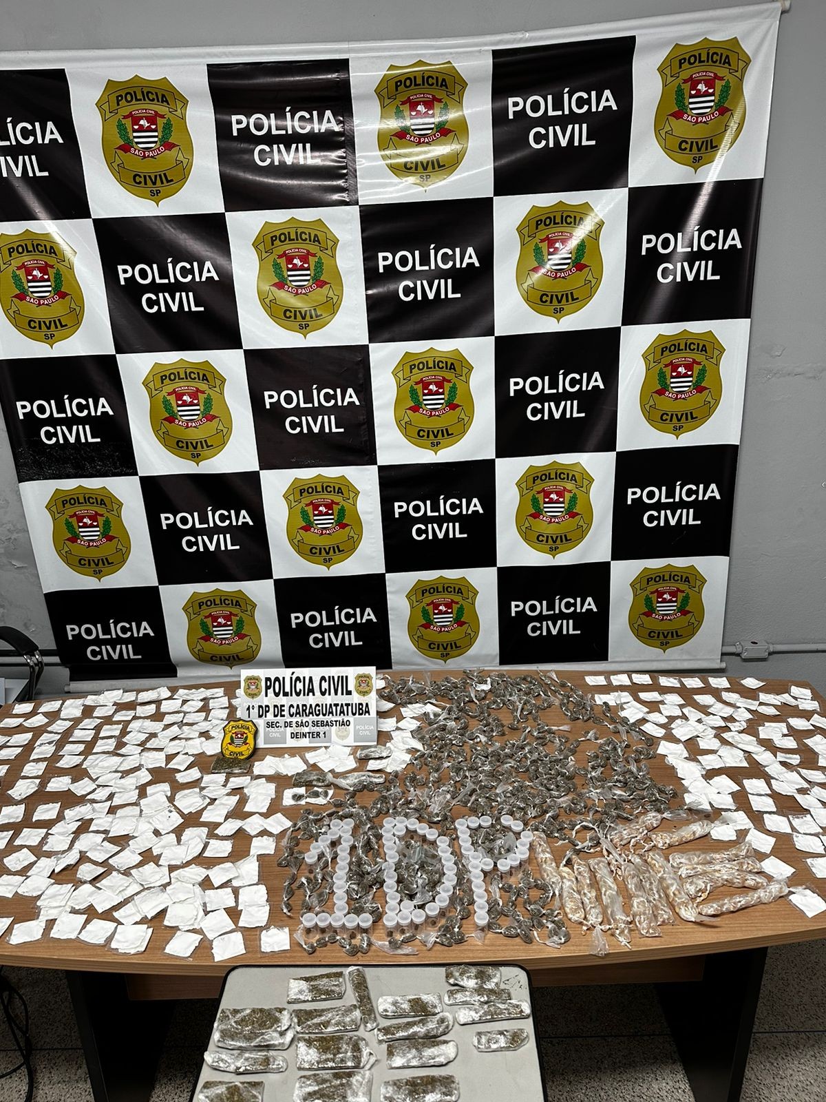 Polícia Civil apreende mais de mil porções de drogas escondidas no forro de casa em Caraguatatuba