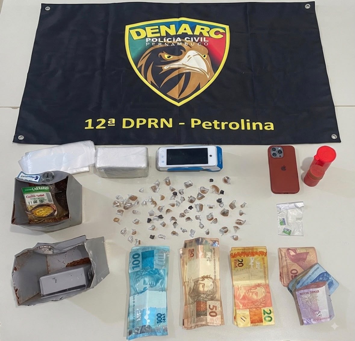 Operação em Petrolina, Cabrobó e Juazeiro prende três e acha drogas em cofre atrás de tomada falsa