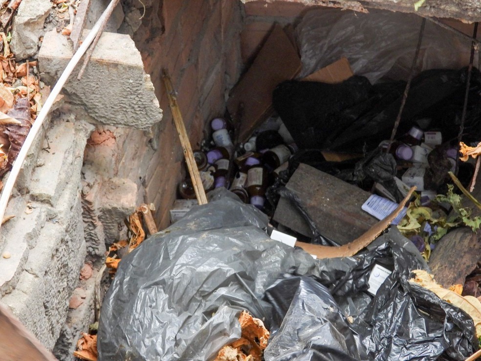 Alguns frascos estavam jogados em um buraco na casa abandonada em Boa Vista. — Foto: Divulgação/Polícia Civil