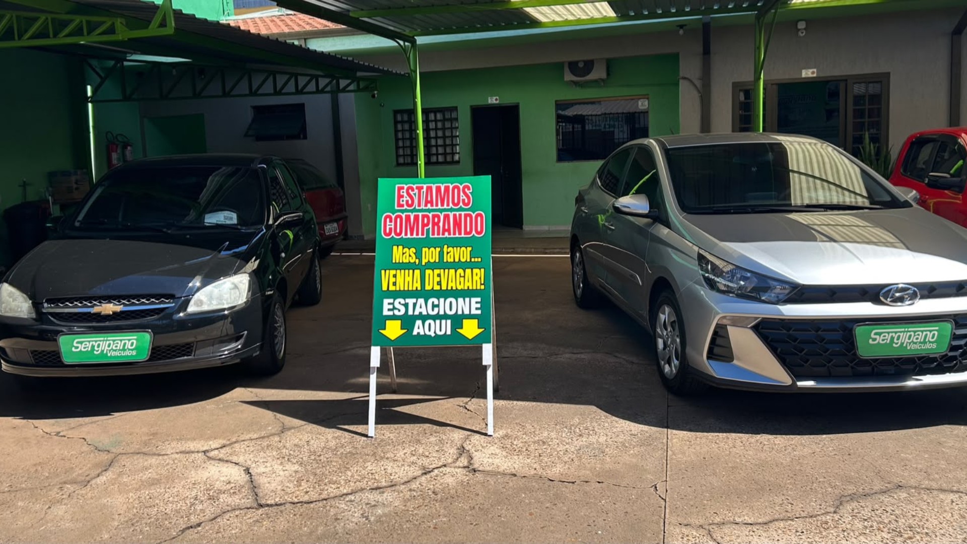 Concessionária invadida por 'Vampira do Drift' vira ponto turístico e ganha cartaz bem-humorado em Bauru: 'Venha devagar'