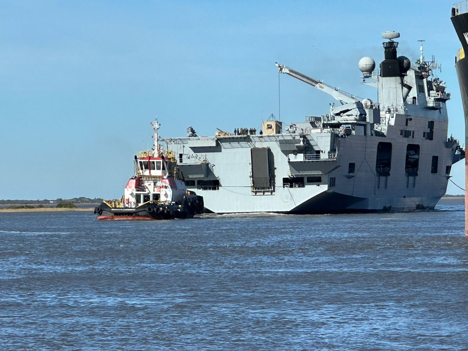 VÍDEO: Maior navio de guerra da América Latina atraca em Rio Grande para ajudar população após enchente