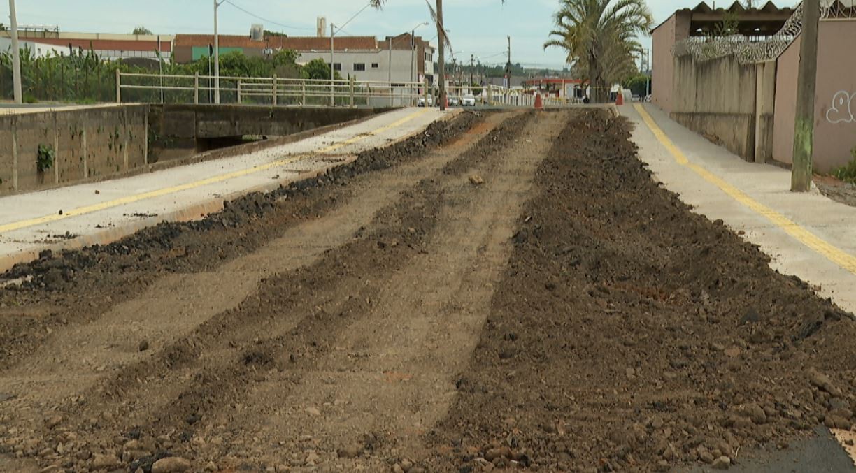 Cadê o asfalto? Empresa desfaz recapeamento de avenida após impasse com Prefeitura em SP; entenda