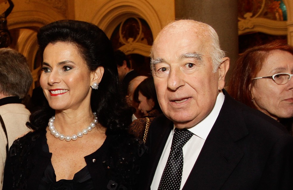 Foto de arquivo de maio de 2014 mostra Vicky e Joseph Safra no Teatro Municipal de São Paulo durante a pré-estreia da ópera Carmen. O evento foi realizado em Prol da Congregação Israelita Paulista — Foto: Silvana Garzaro/Estadão Conteúdo