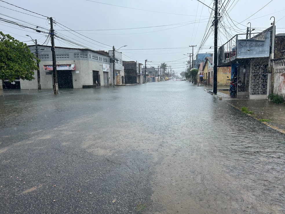 Rua Presidente Sarmento, no Alecrim, é uma das vias alagadas — Foto: Stephany Souza/Inter TV Cabugi