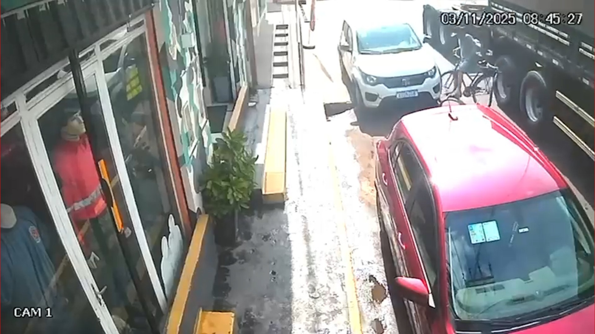 VÍDEO: Idoso em bicicleta morre após ser atropelado por carreta em avenida de Pedreiras