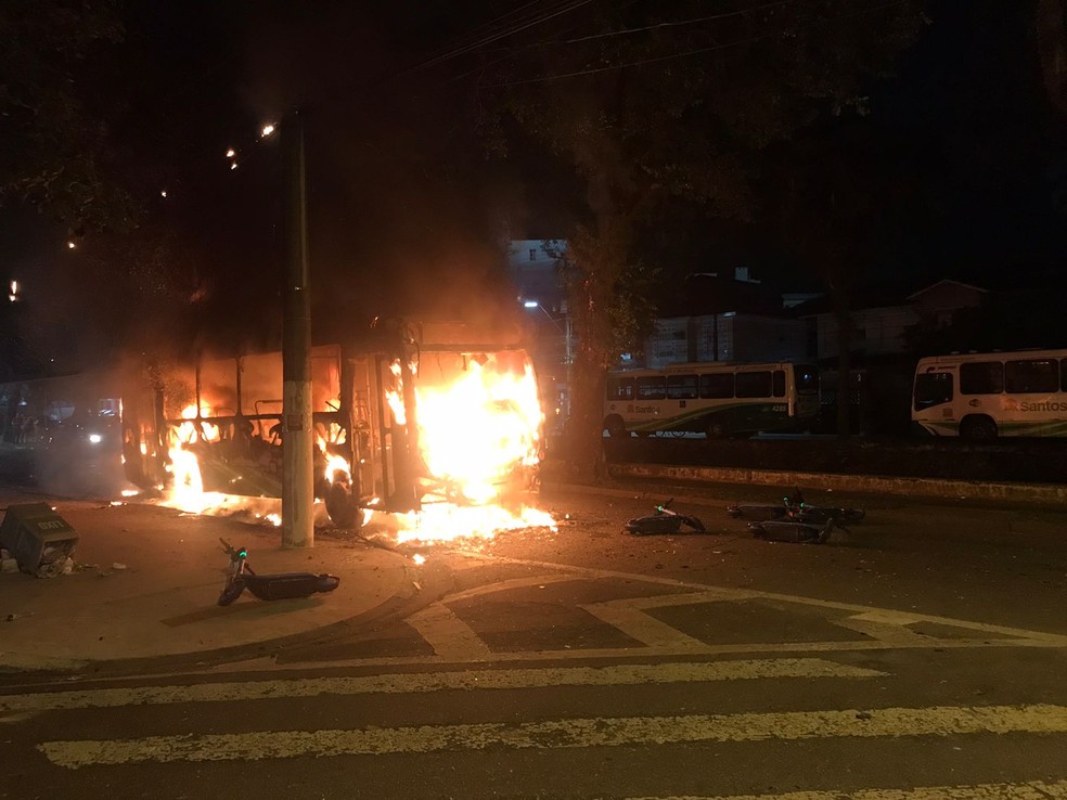 Ônibus foi incendiado após rebaixamento do Santos na Série B — Foto: Silvio Luiz/g1 Santos