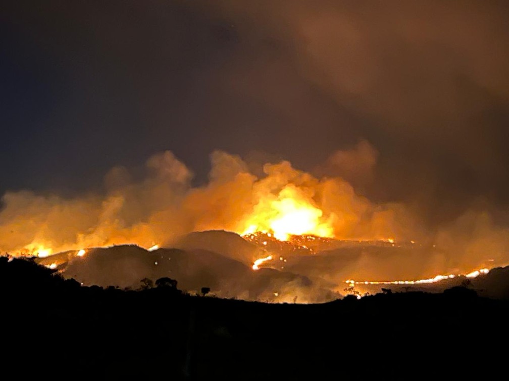 Chamas altas consomem Serra do Cipó — Foto: Geraldo Fernandes/Acervo pessoal