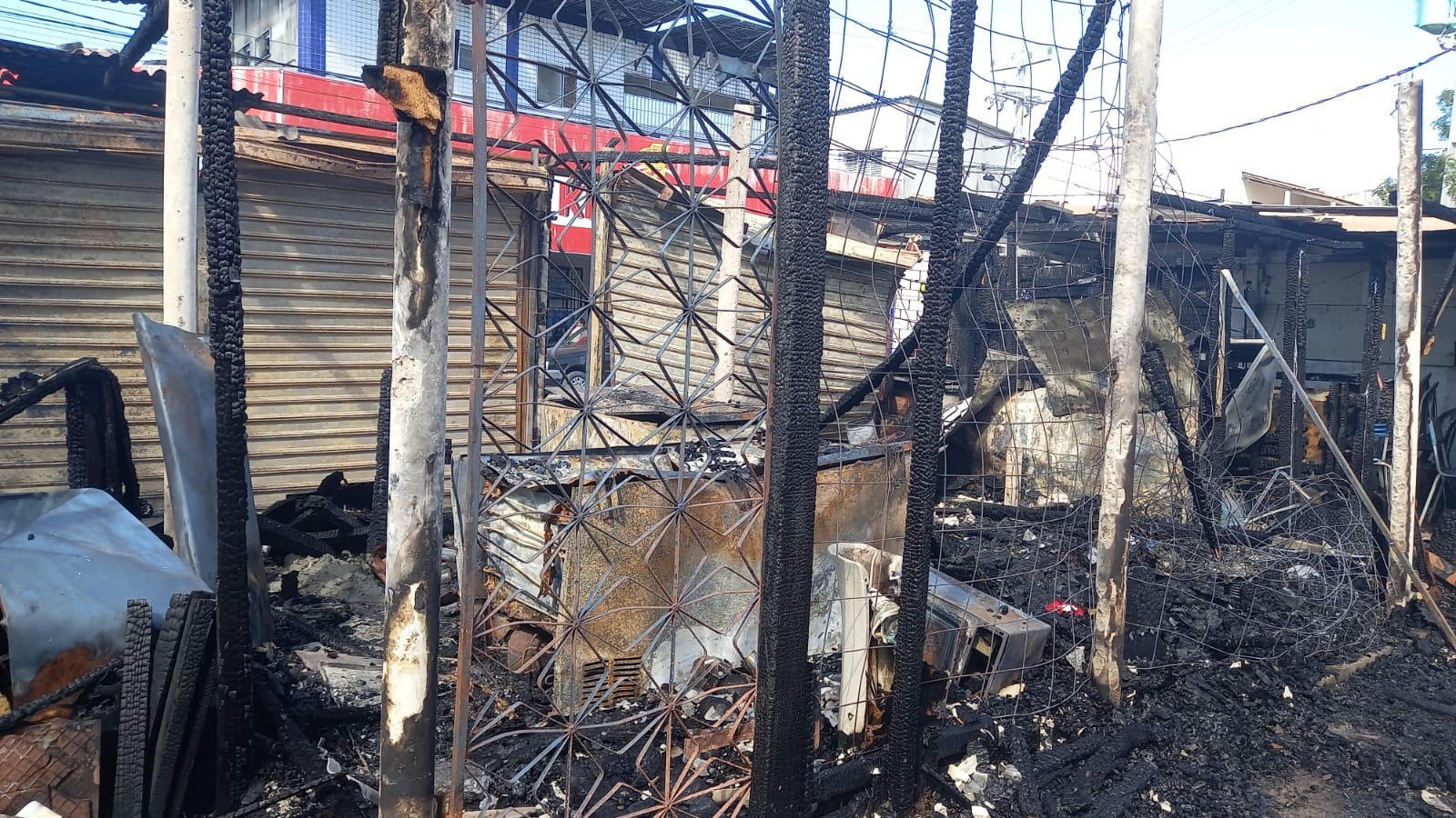 Incêndio destrói loja de roupas e bar, em João Pessoa; VÍDEO