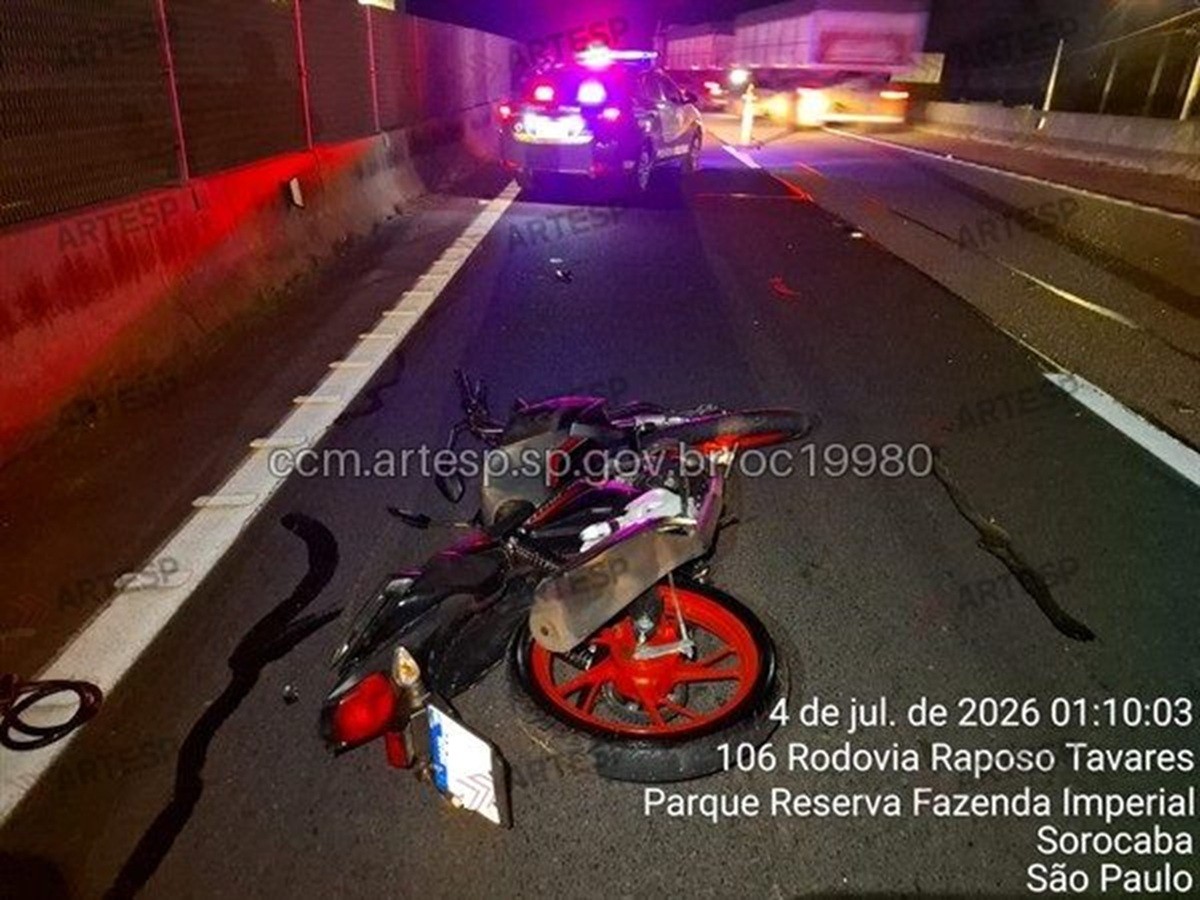 Motociclista morre após carro mudar de faixa e atingir moto na Rodovia Raposo Tavares, em Sorocaba