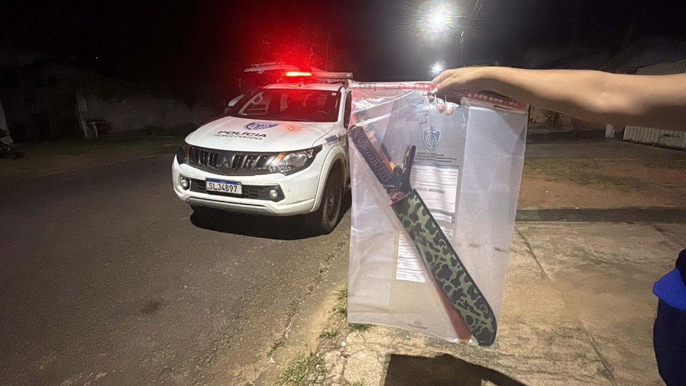 Espada e facão apreendidos após o crime em Vilhena (RO) — Foto: Reprodução/Tony Mont-Serrate - Rota Policial News