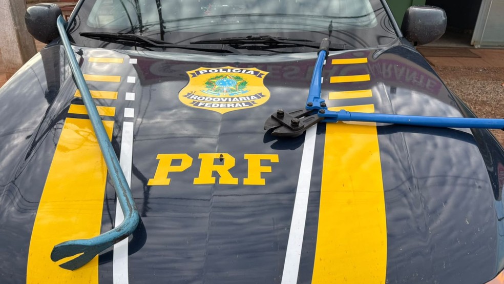 Um p&eacute; de cabra e um alicate foram apreendidos  &mdash; Foto: Pol&iacute;cia Rodovi&aacute;ria Federal/Divulga&ccedil;&atilde;o