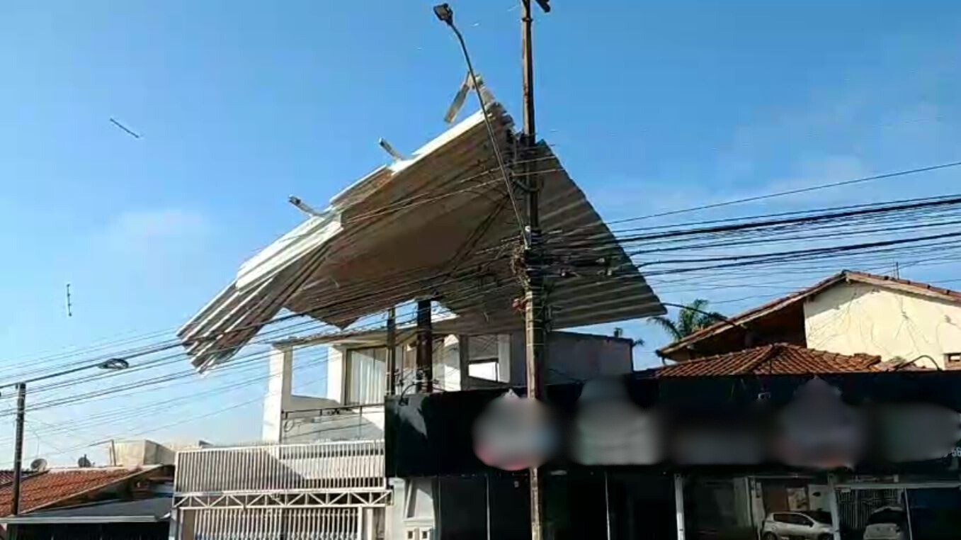 Telhado de casa é arrancado e vai parar em poste durante temporal em Sumaré; VÍDEO