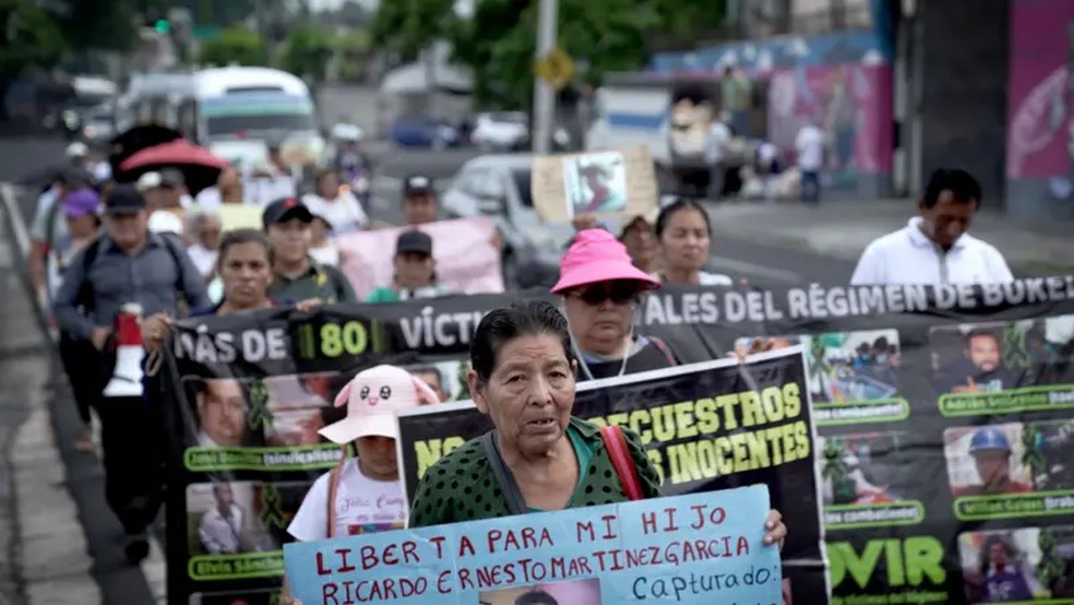 Mães que tiveram filhos presos no regime de exceção se manifestam em San Salvador — Foto: Felix Lima/BBC