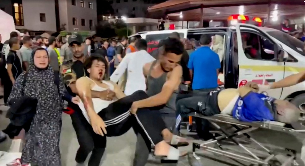 Pessoas feridas s�o levadas ao hospital depois que ataque a�reo israelense atingiu um hospital, de acordo com o Minist�rio da Sa�de do Hamas � Foto: REUTERS