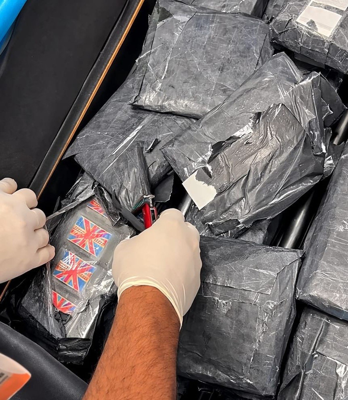 Estudante é presa em flagrante pela PF com droga escondida em fundo falso de mala no Aeroporto de Florianópolis