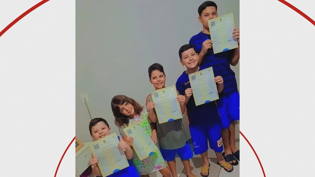 Irmãos adotados por casal gay de Rio Claro recebem certidão de nascimento com o nome de dois pais — Foto: Arquivo pessoal