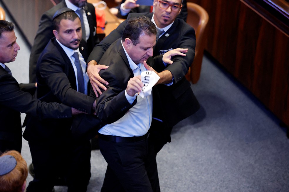 Parlamentar israelense Ayman Odeh sendo retirado do Parlamento — Foto: Chip Somodevilla/Pool via REUTERS