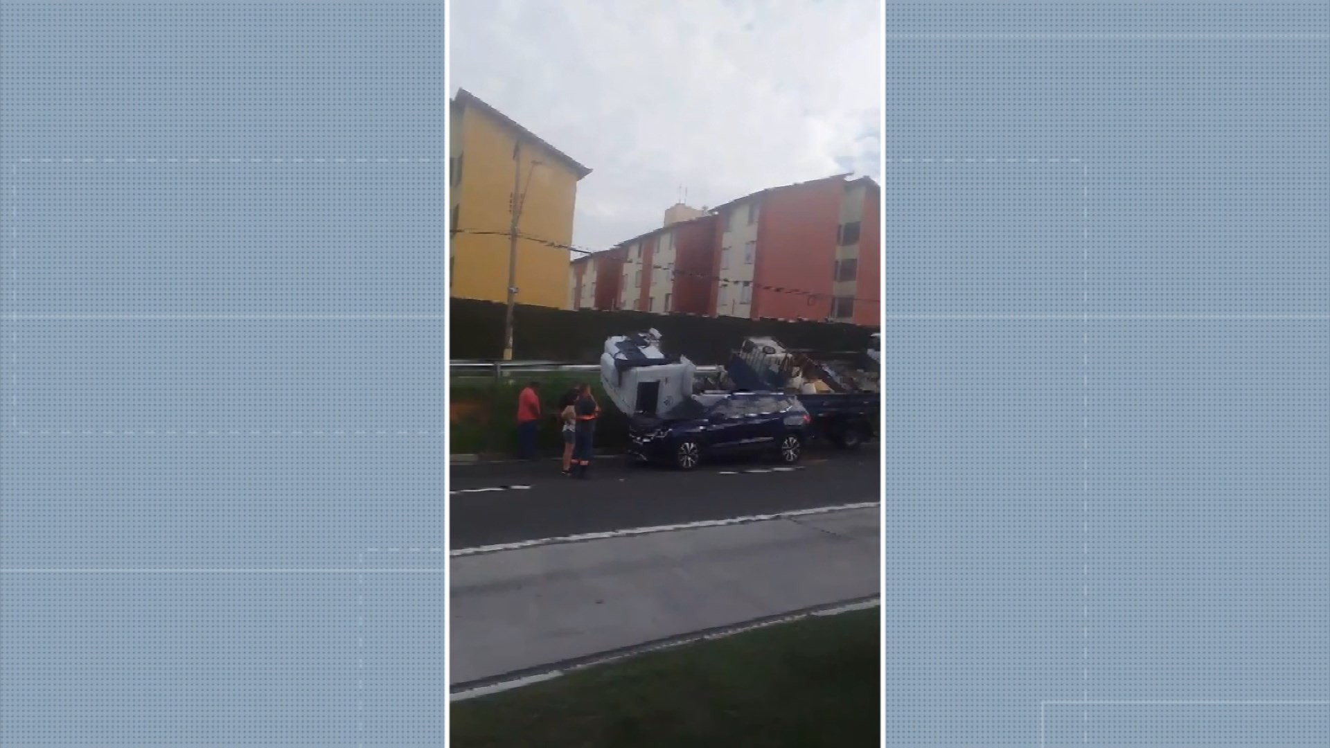 Acidente entre três carros e carreta interdita trecho da Avenida John Boyd Dunlop, em Campinas