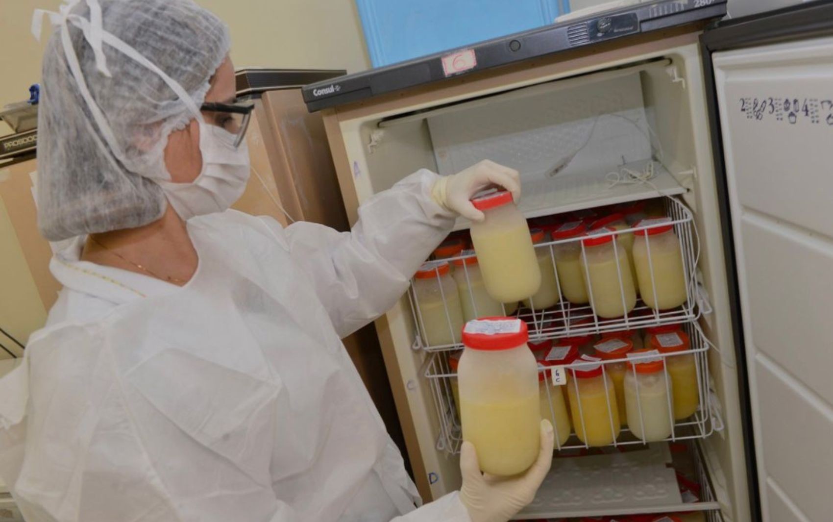 Hospital pede doação de leite materno com urgência para bebês internados; veja como ajudar