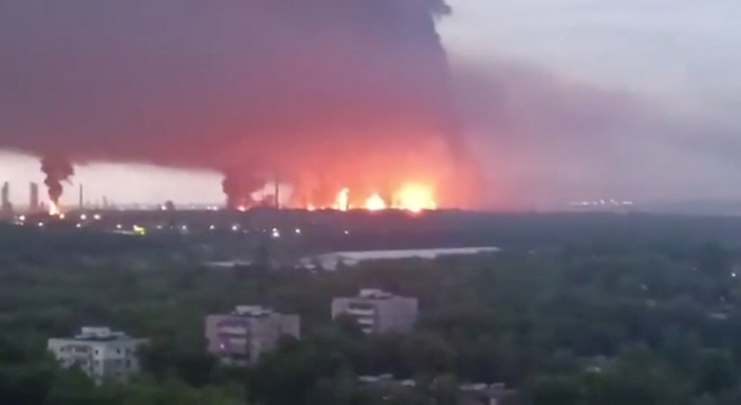 VÍDEO: prédio residencial na Rússia pega fogo após ser atingido por drone da Ucrânia