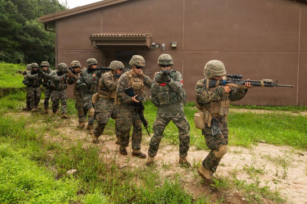 Soldados norte-americanos e da sul-coreanos atuam em exercício militar terrestre na Coreia do Sul em julho de 2026. — Foto: Marcus Henson/Exército dos Estados Unidos