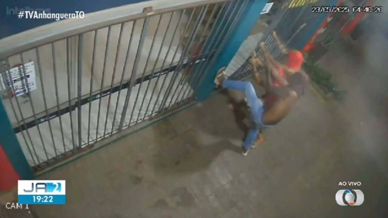Criminosos em bando arrombam grade e furtam relógios em ótica, diz PM