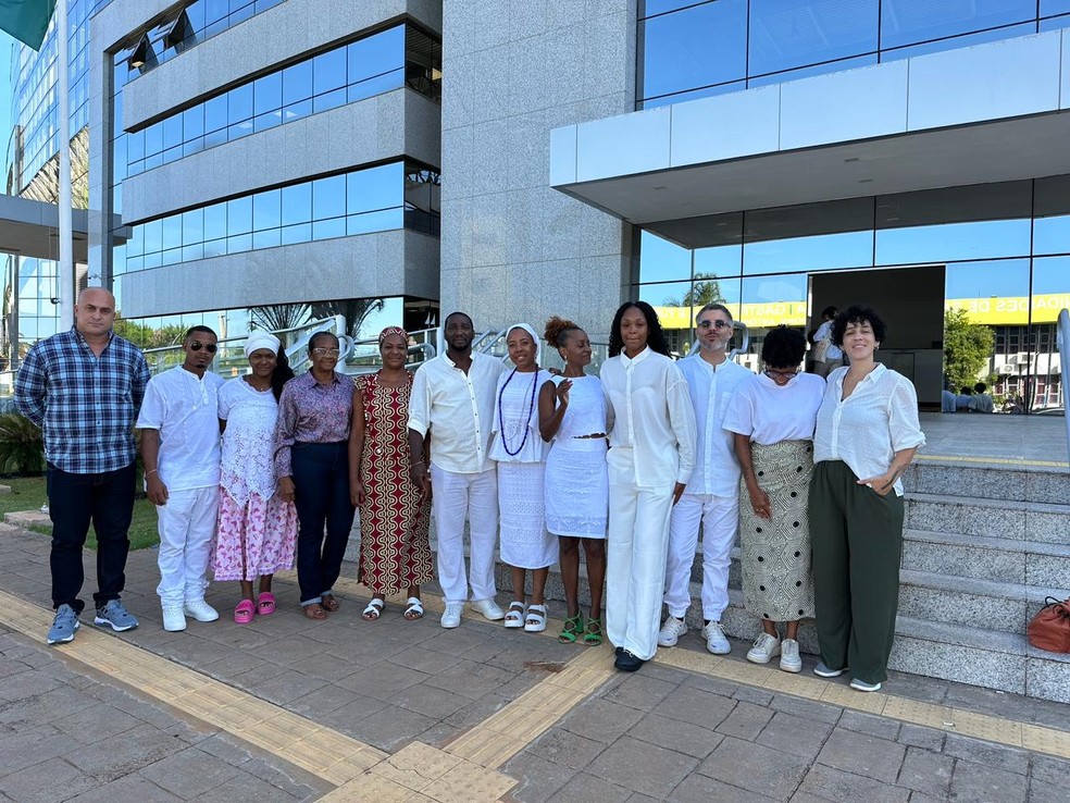 Algumas das pessoas que fazem parte do terreiro Ilê Axé Icimimó Aganjú Didê e que estiveram na reunião do conselho nesta quinta (29) — Foto: Divulgação