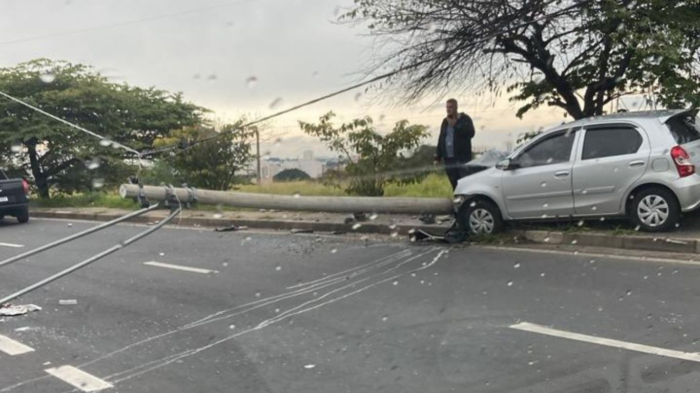 Carro bate em poste, derruba estrutura e bloqueia faixa em avenida de Campinas