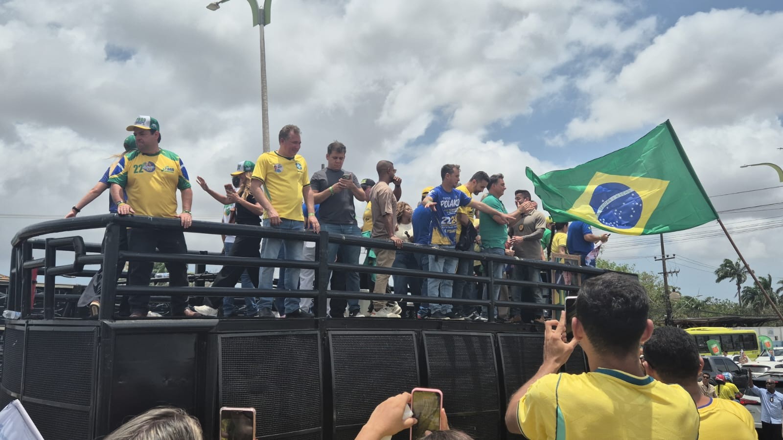 Flávio Bolsonaro cumpre agenda de campanha com motocarreata e comício em São Luís