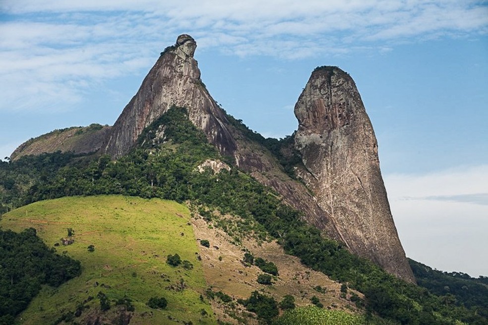 O Frade e a Freira , situada na divisa do município de Itapemirim com Vargem Alta, próximo à BR-101. Espírito Santo — Foto: Cacá Lima