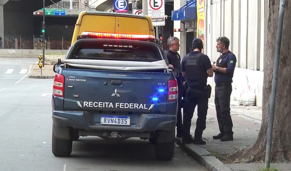 Imagem mostra agentes da Receita Federal atuando no local durante a manhã desta quinta-feira (21). — Foto: Reprodução/TV Globo