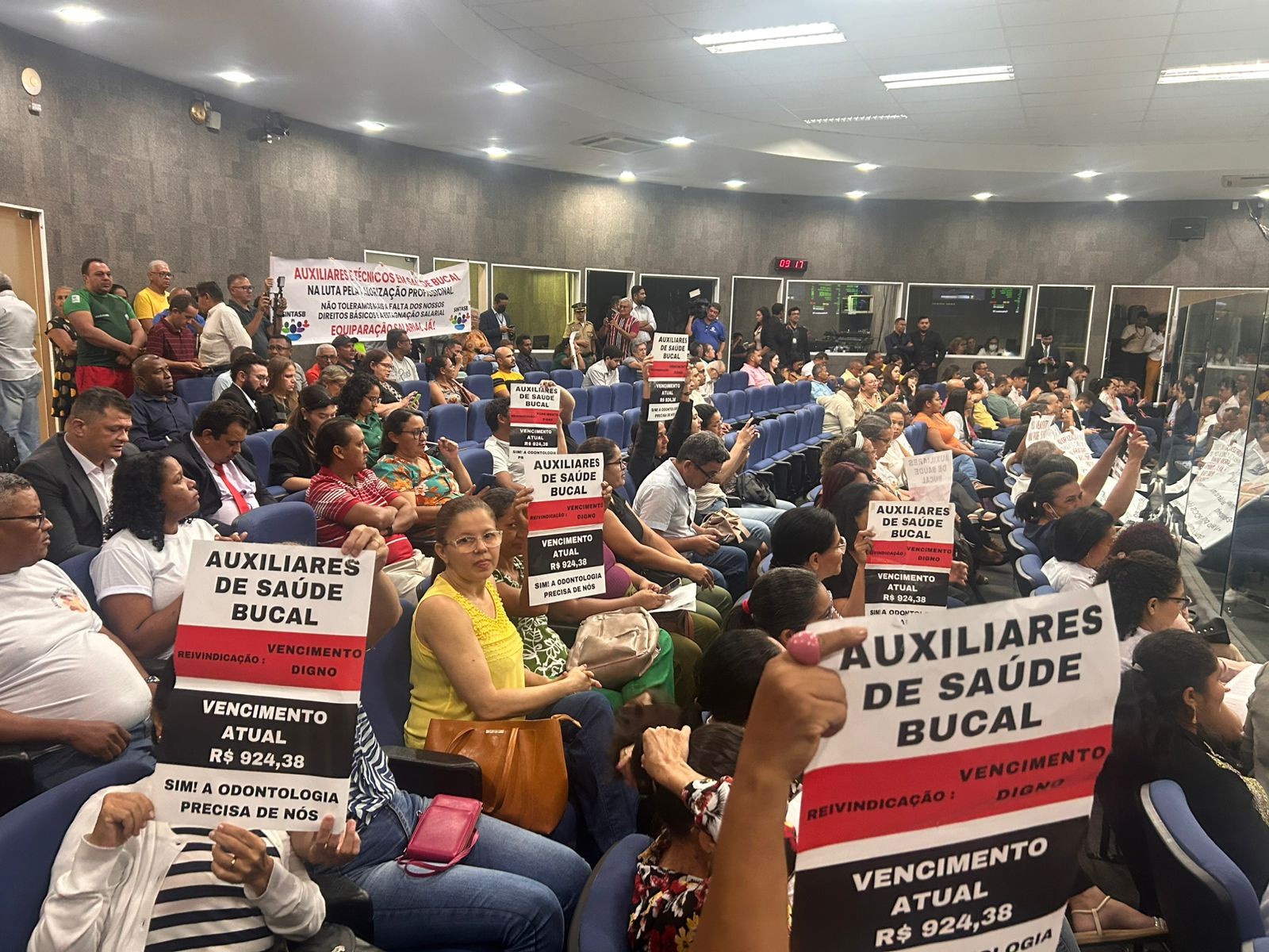 Prefeitura sanciona lei que determina remuneração mínima de R$ 1.518 para servidores de Teresina