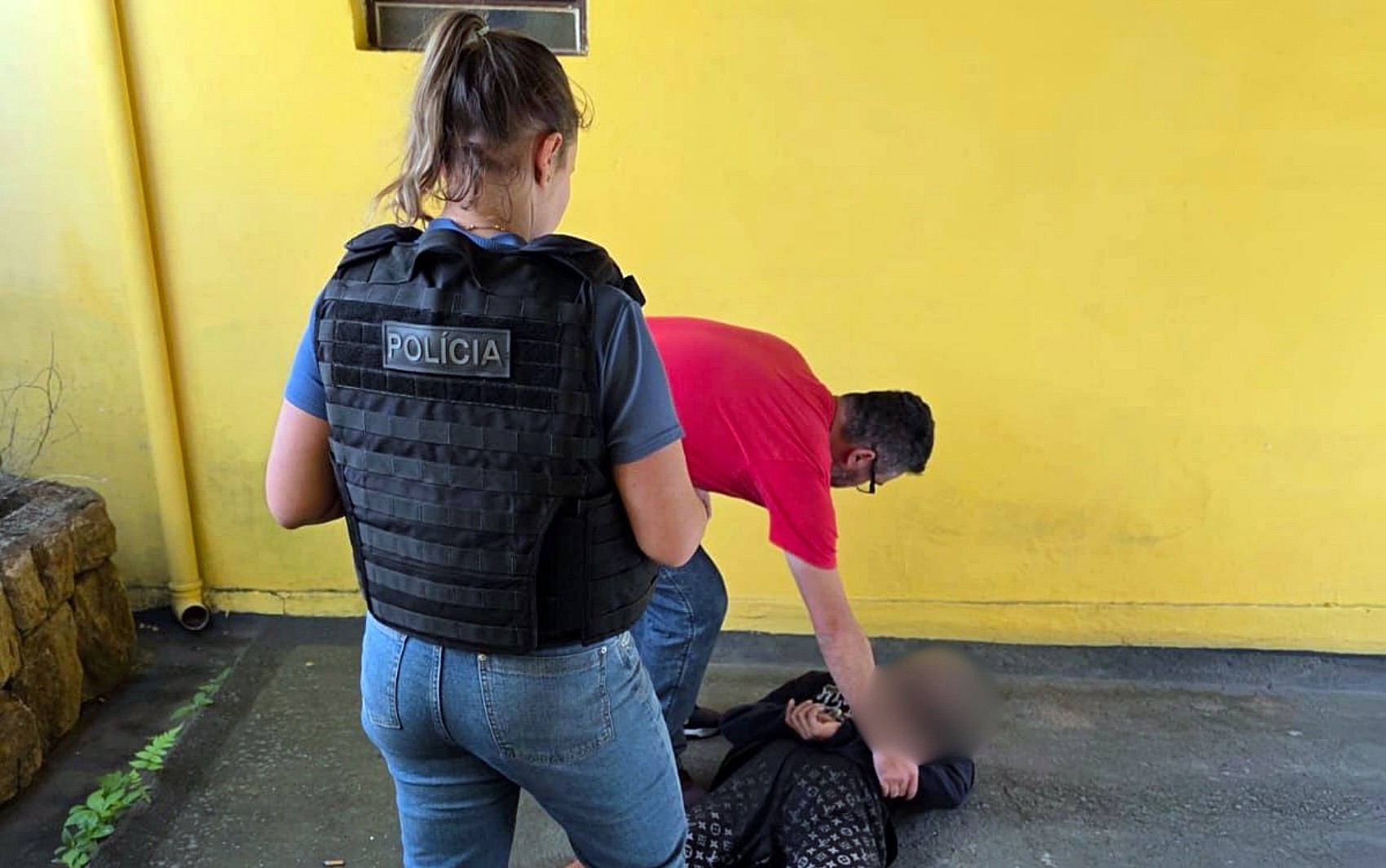 Homem é preso por tentativa de feminicídio após mulher ser baleada em Poços de Caldas, MG