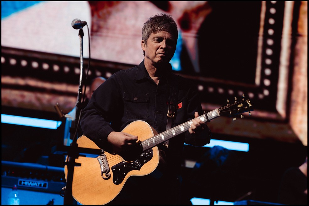 Noel Gallagher toca durante apresentação do Oasis, em São Paulo — Foto: Harriet K Bols/Divulgação