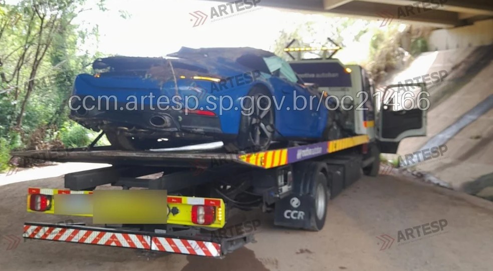Carro bate em poste, capota e cai de viaduto na Rodovia dos Bandeirantes em Jundiaí (SP) — Foto: Divulgação/Artesp