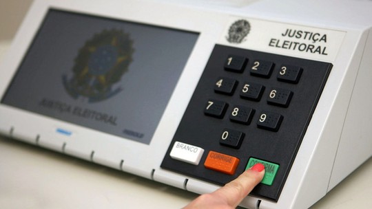 Eleição brasileira começa na Nova Zelândia e termina no Canadá; entenda