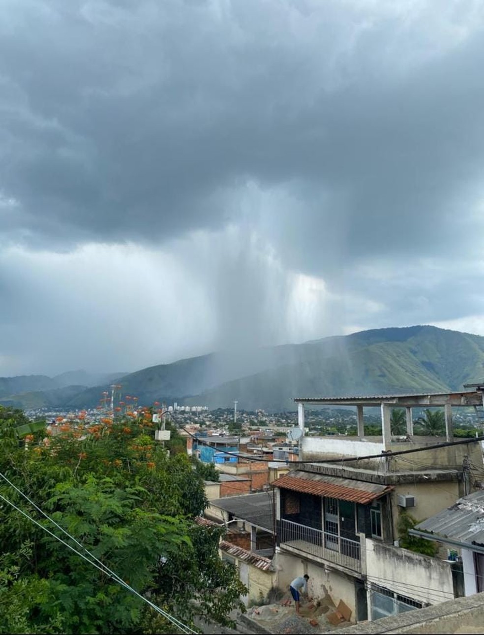 Nuvem de chuva no bairro da Luz, em Nova Iguaçu, Baixada Fluminense — Foto: Reprodução
