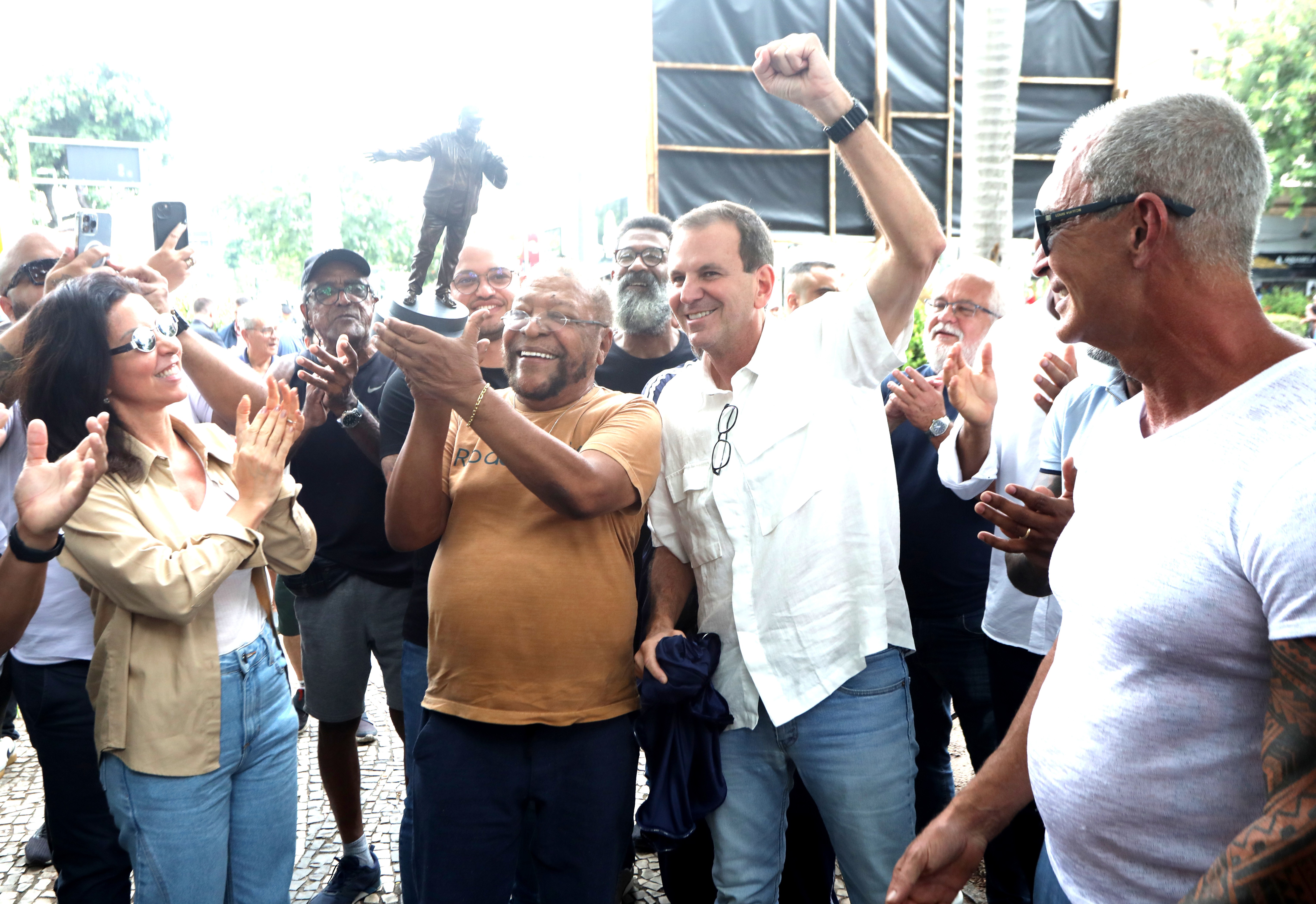 Prefeitura do Rio inicia instalação de estátua em homenagem a Martinho da Vila 