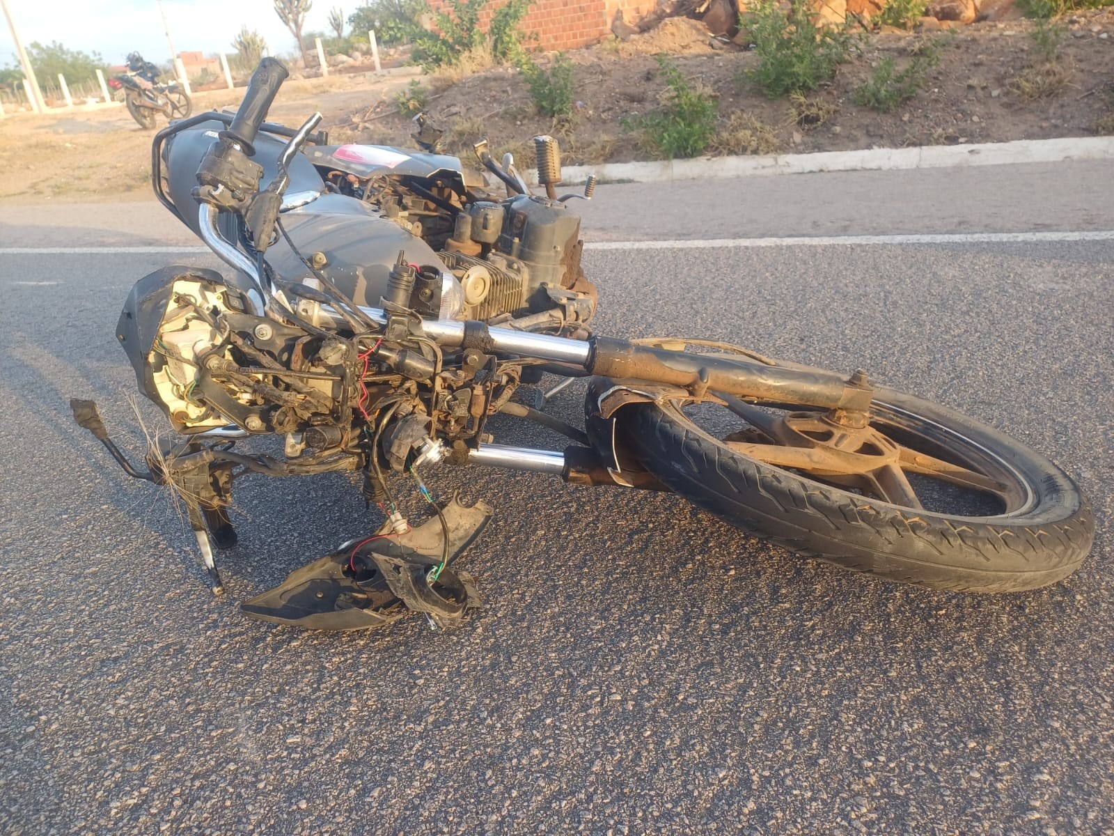 Acidente na BR-323 em Salgueiro deixa um morto e um ferido após moto bater em animal