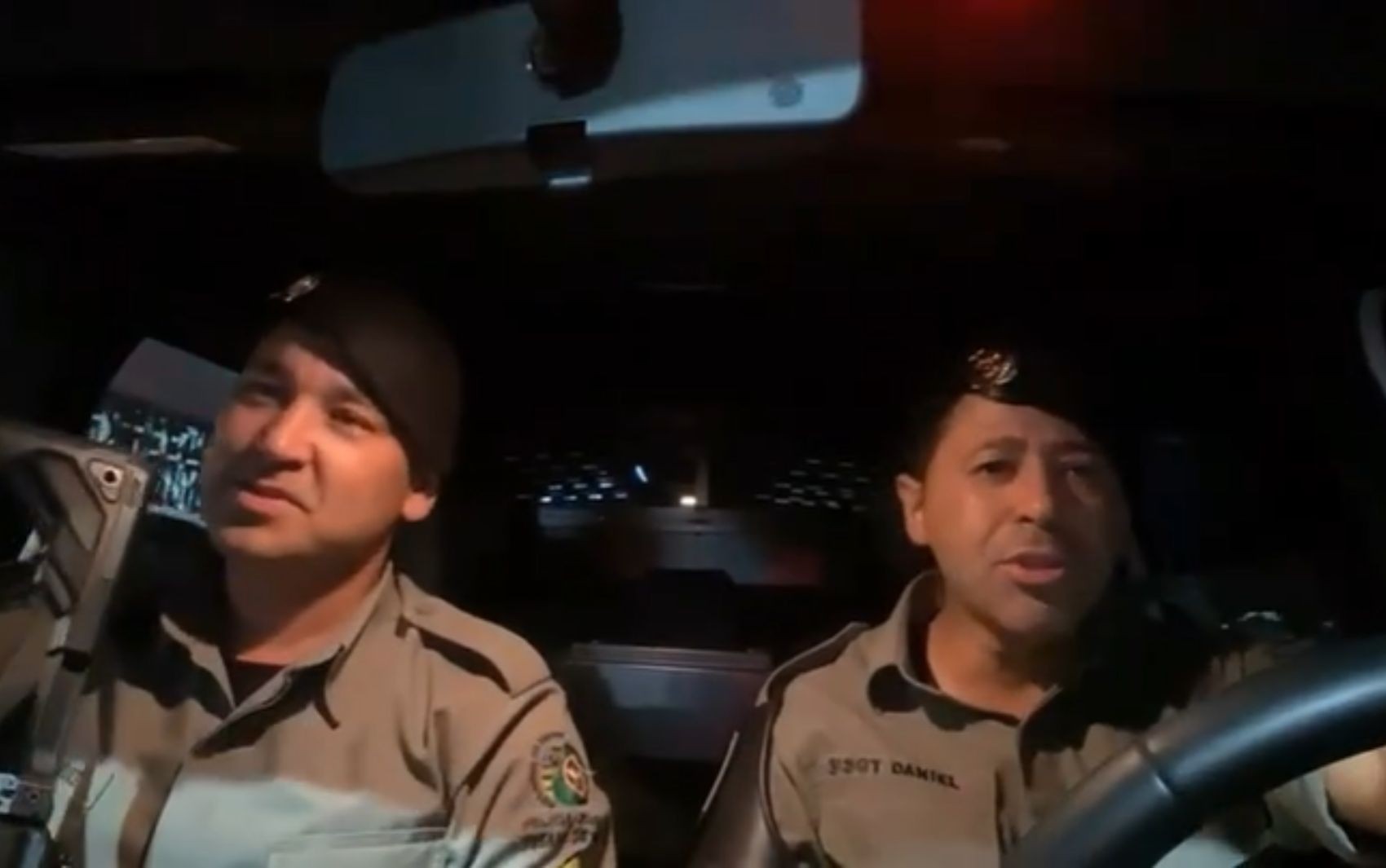 PMs cantam modão dentro da viatura e ganham fãs nas redes sociais: 'Ronda sertaneja' 
