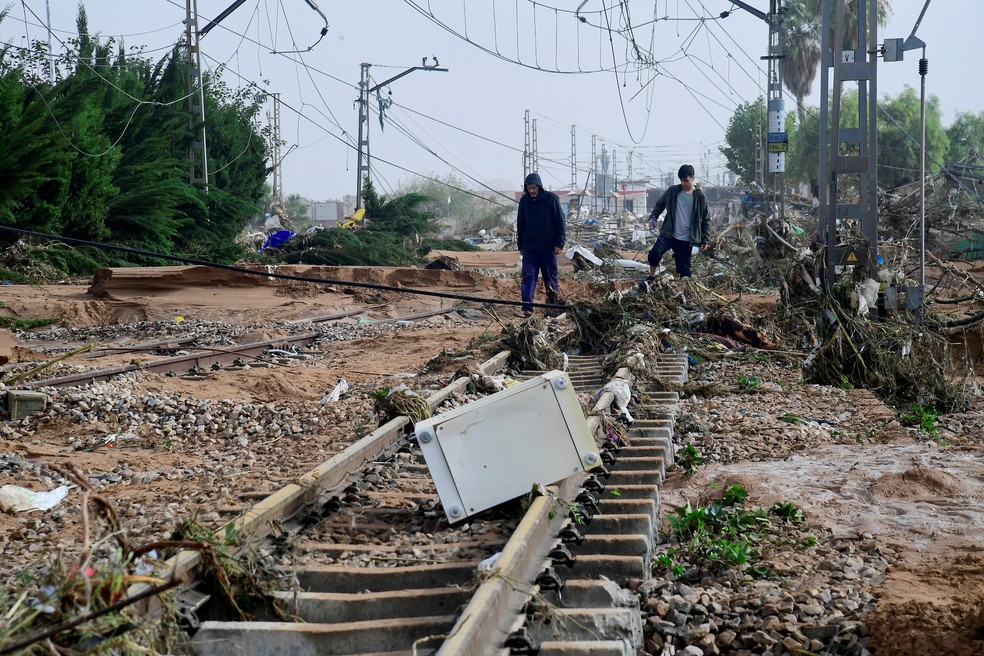 Trilho de trem em Picanya, perto de Valencia, na Espanha, após passagem de chuvas torrenciais, em 30 de outubro de 2024. — Foto: Jose Jordan/ AFP