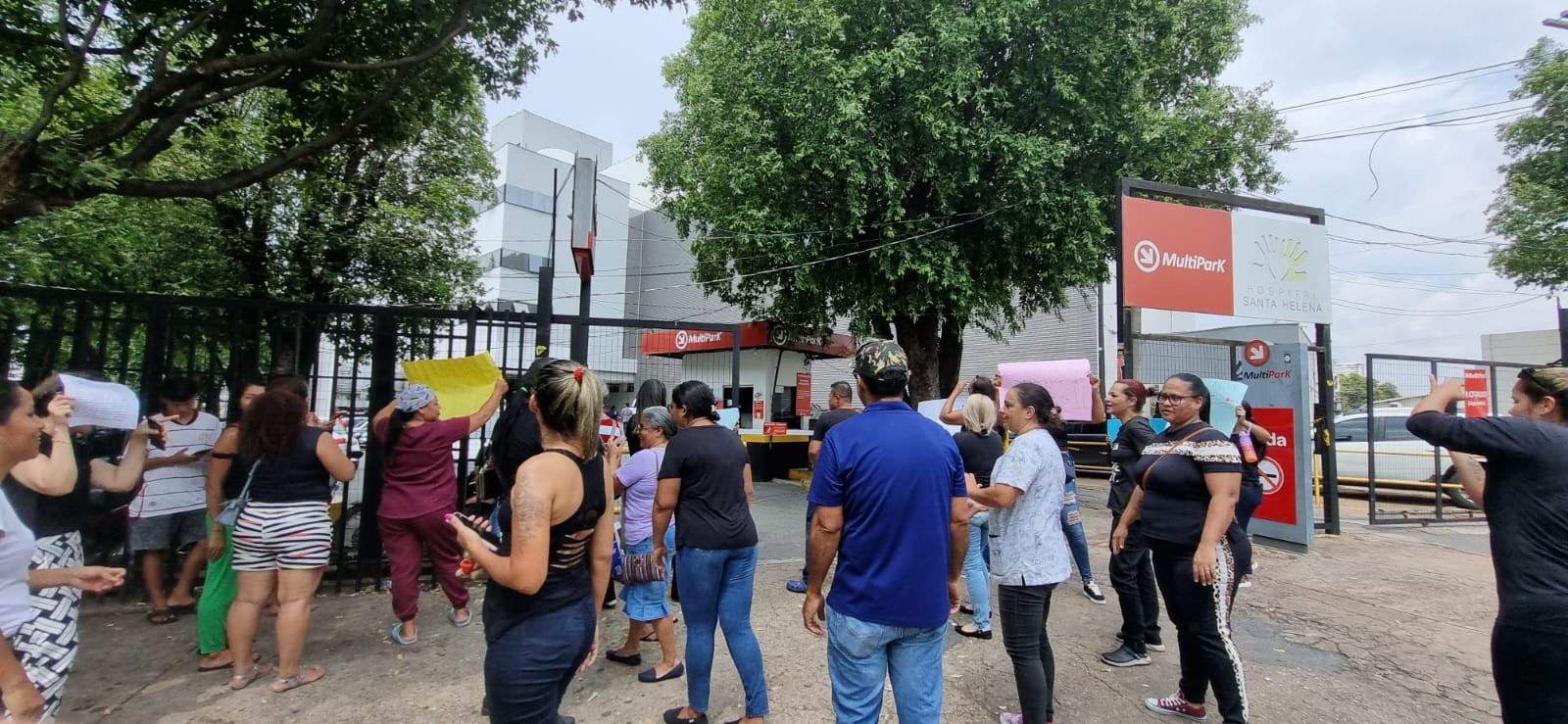 Agentes de UTI Neonatal fazem manifestação em frente a hospital de Cuiabá reivindicando retroativo salarial 