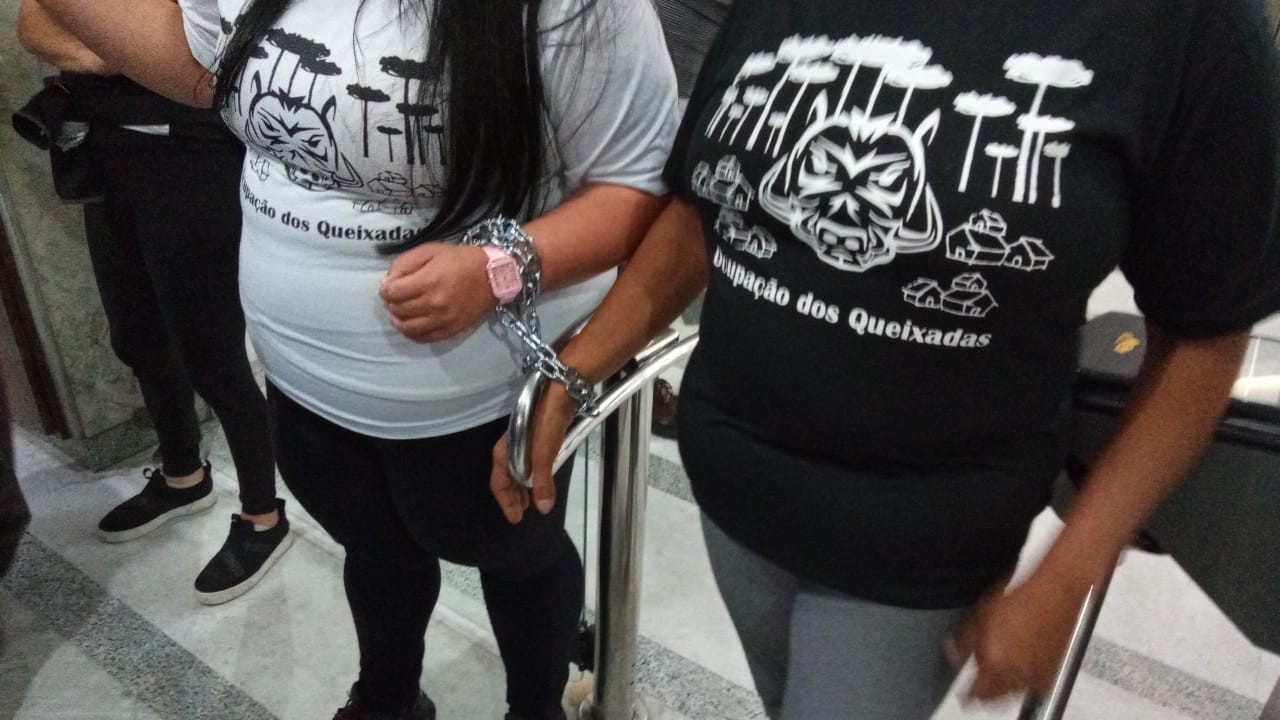 Famílias se acorrentam em prédio de diretório nacional de partido em protesto contra despejo na cidade de Cajamar 