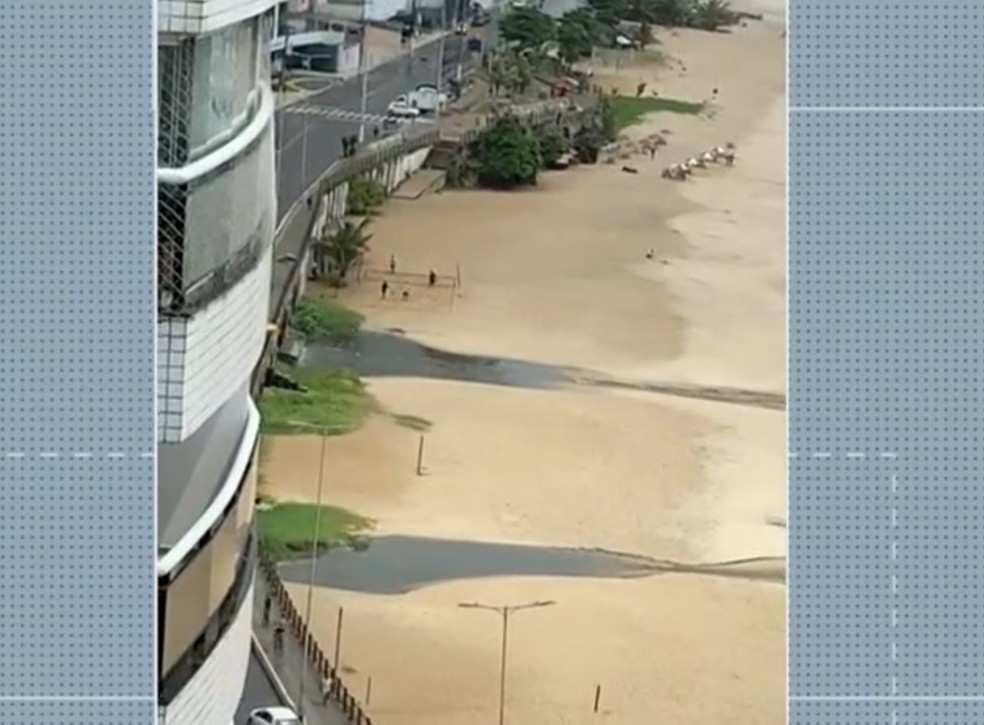 Mancha na Praia de Areia Preta, em Natal (RN), Rio Grande do Norte, esgoto, Língua Negra — Foto: Reprodução/Inter TV Cabugi