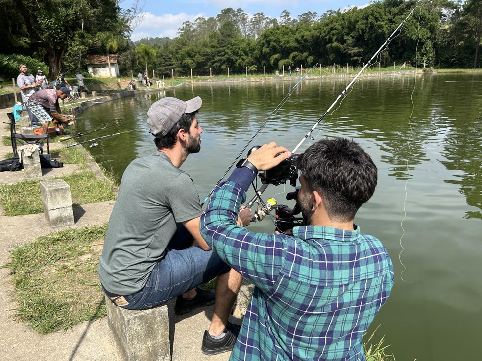 Filipe Gonçalves se aventurando na pescaria em Mauá — Foto: Ricardo Hiar/TV Globo