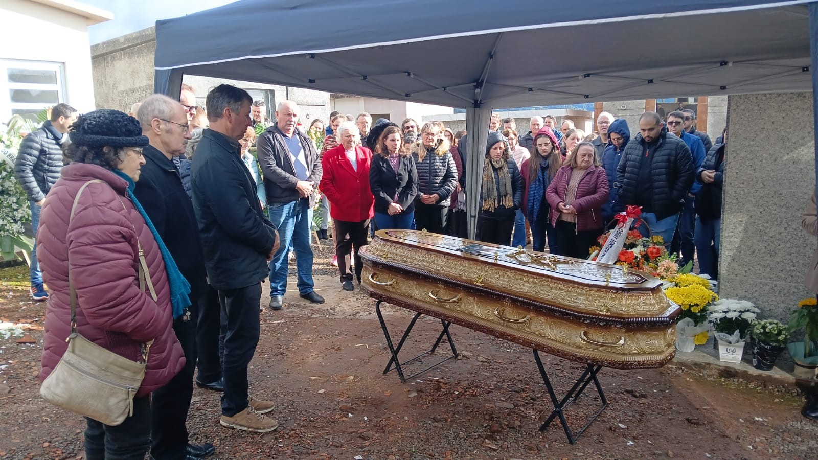 Bancário que morreu após queda de balão em SC é sepultado no RS; 'pessoa simples, trabalhadora', diz amigo 