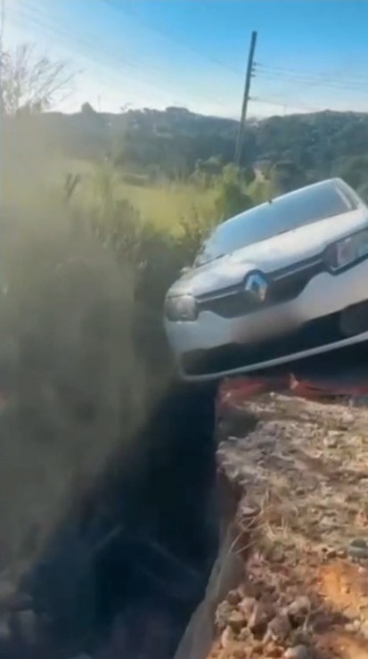 Motorista perde controle da direção e carro fica preso em vala em Jacareí