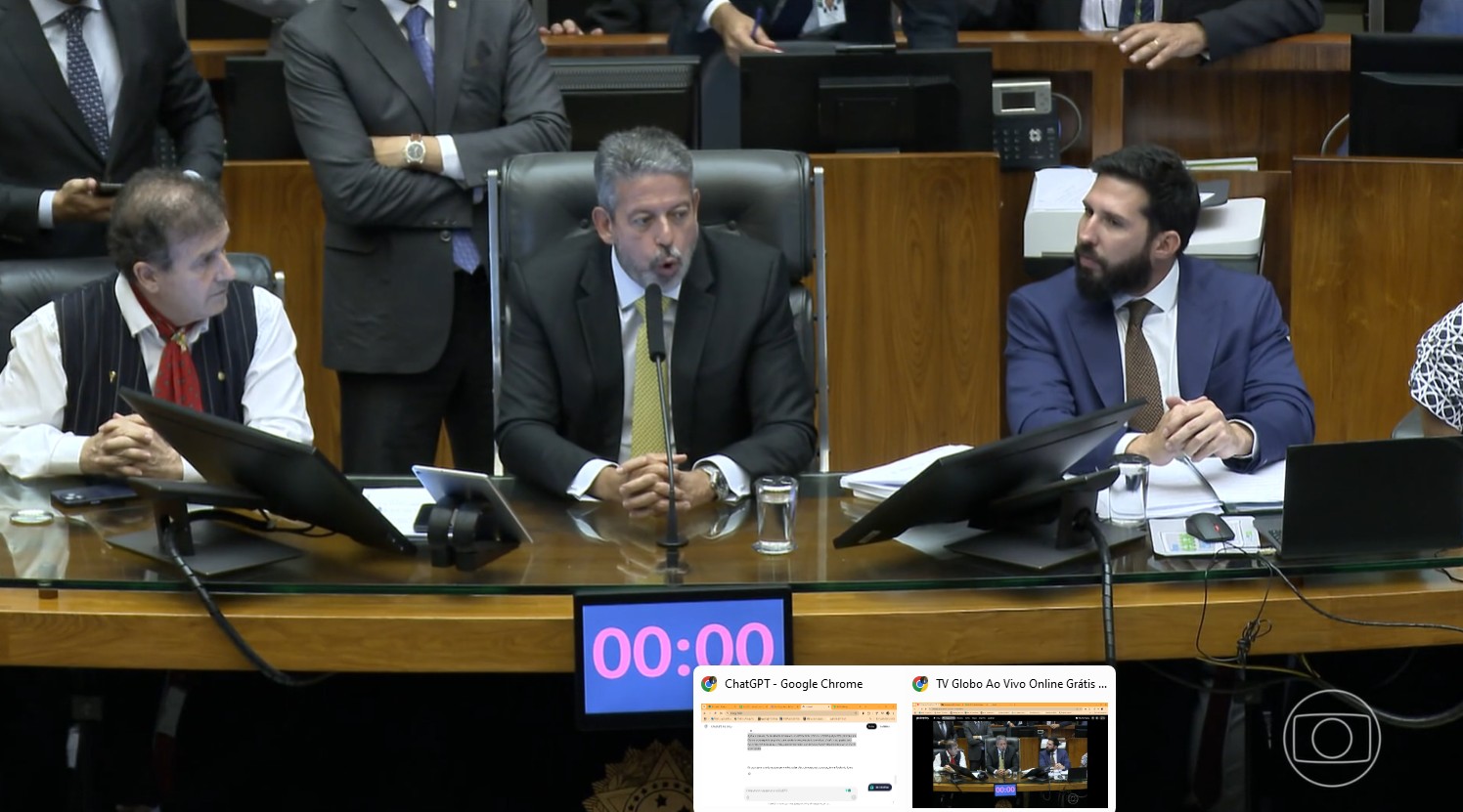 Câmara aprova PEC de corte de gastos com mudanças no abono salarial e nos supersalários 