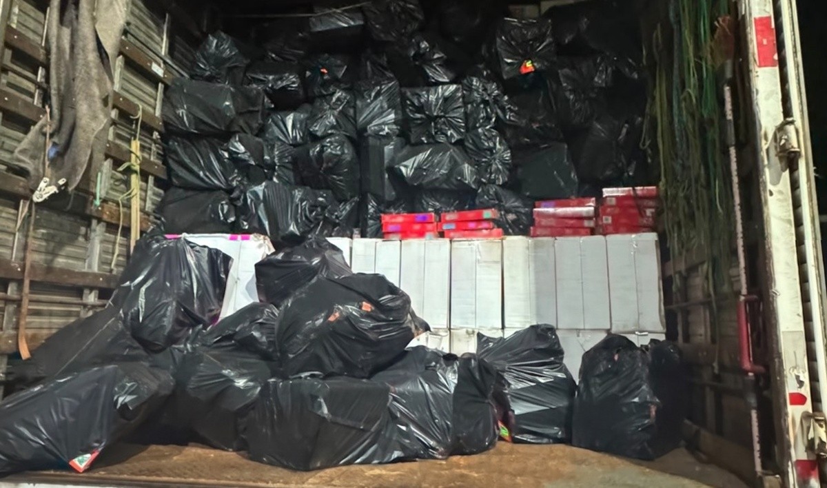 Mais de 25 mil pacotes de cigarros contrabandeados são apreendidos e um homem é preso, no Agreste da PB